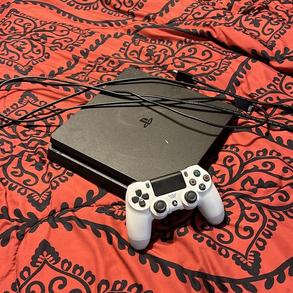 Good condition ps4 has a white remote and comes with all cables - Picture 4 of 4